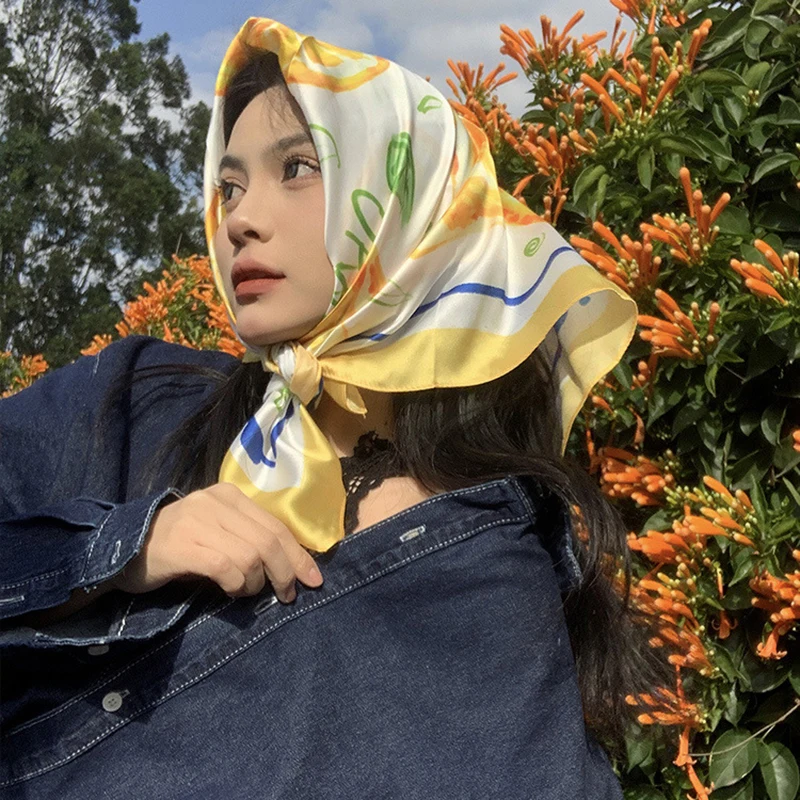 70cm Square Lemon Print Yellow - Ascot Neck Scarf recension och pris
