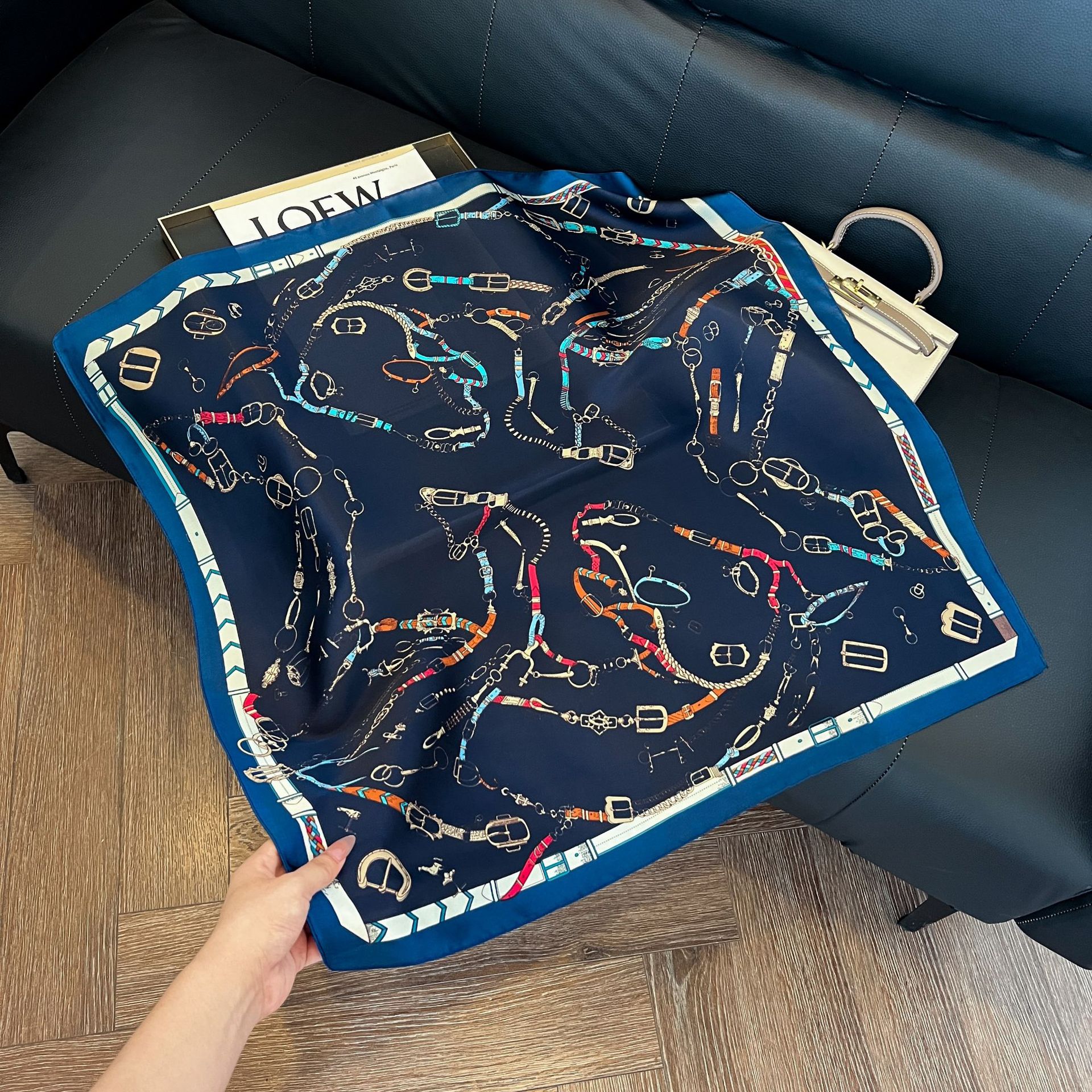 Luxury Brand Chain Print Small - Silk Neck Scarf recension och pris