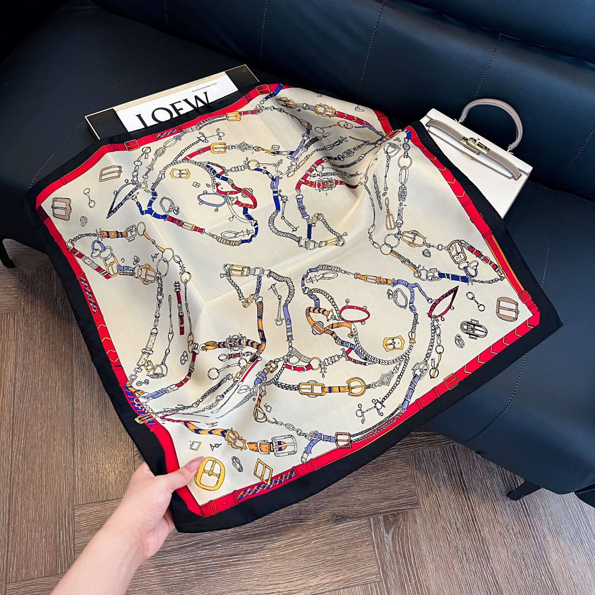 Luxury Brand Chain Print Small - Silk Neck Scarf recension och pris