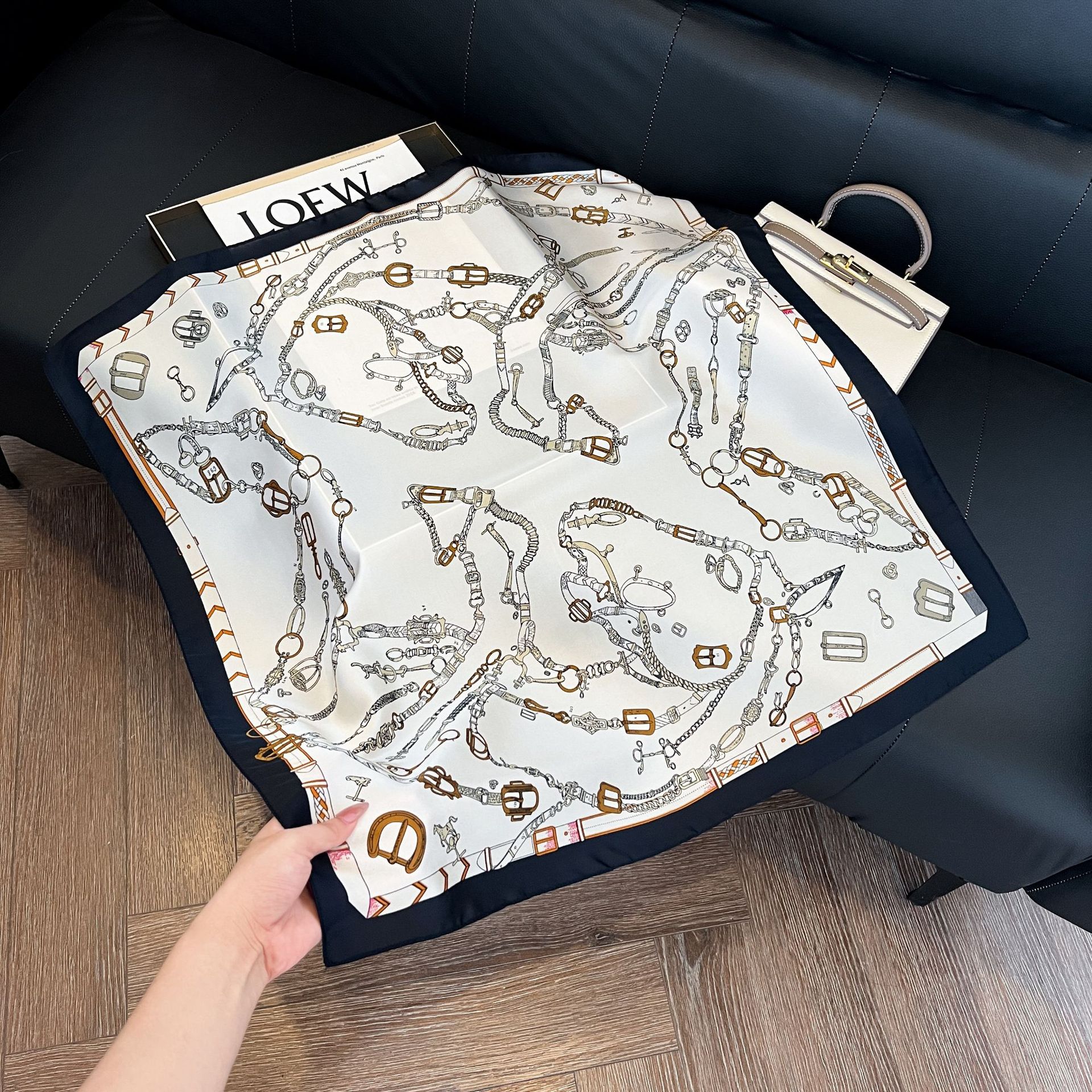 Luxury Brand Chain Print Small - Silk Neck Scarf recension och pris